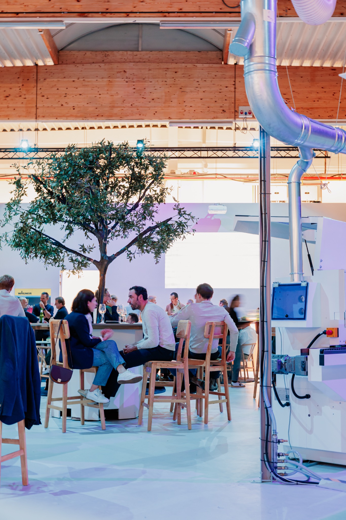 Bezoekers in gesprek in een OPTIMAT-showroom.