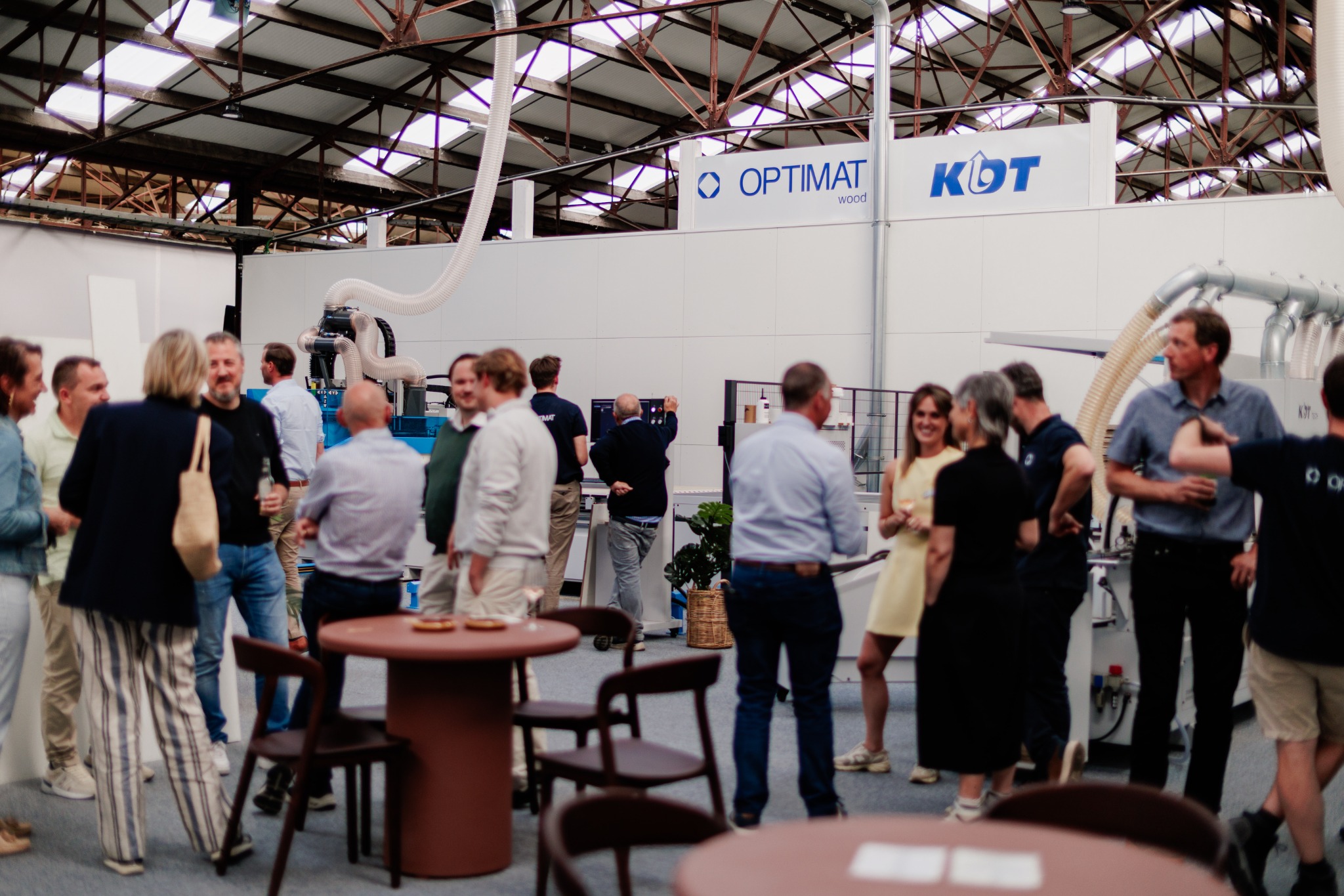 Bezoekers tijdens een eerder OPTIMAT-evenement in de KDT-showroom.